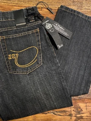 Svarta jeans från Moxycycle - Snygga svarta jeans från Mo’Cycle.