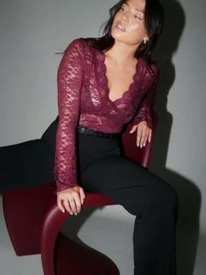 Vinröd spetsblus med v-ringning - Superfin vinröd spetströja ifrån Gina tricot i strl M💕