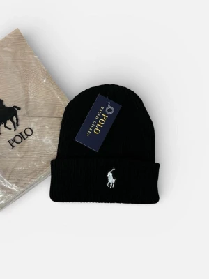 Svara Polo Ralph Lauren mössa - Polo Ralph Lauren mössa – helt ny. Oanvänd med perfekt passform och tidlös stil. Mjuk och varm, passar både vardag och finare outfits.