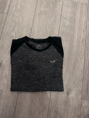 Svartmelerad t-shirt från Hollister - Tja den är i mycket bra skick i storlek M från hollister 