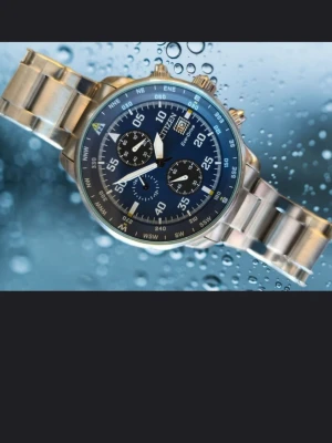 Citizen blå Eco-Drive klocka - Mekanism/Kaliber: B612 - Detta är urverkets kalibernummer. Det indikerar att det är ett Eco-Drive urverk (solcellsdrivet) med kronograf (stoppursfunktion). Boett-/Modellnummer: B612-S116904 - Detta är det fullständiga boettnumret som hjälper till att identifiera den specifika klockmodellen. Serienummer/Produktionsinformation: 801040512 - Detta är troligtvis ett serienummer som anger produktionsdatum och plats. Övrigt: inget kvitto ingen kartong ni extra Behöver nytt chip för att ladda d.av pris