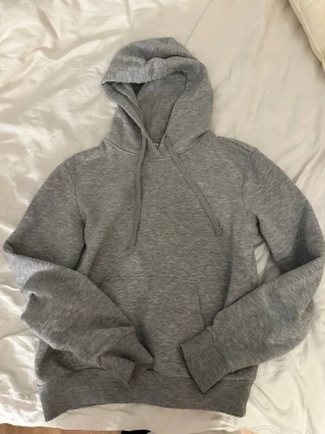 Grå hoodie - Grå hoodie