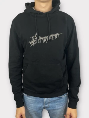 Yves Saint Laurent Hoodie | S - Star Saint Laurent hoodie - Väldigt sällsynt & eftertraktad modell - Skick 9,5/10 nypris +5000kr - Size S fits M - Endast hoodie medföljer - Hör av dig vid eventuella funderingar!