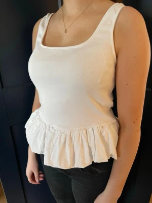 Vit topp - Fin vit topp från hm!  Sitter mer som en M än L enligt mig! 🤍