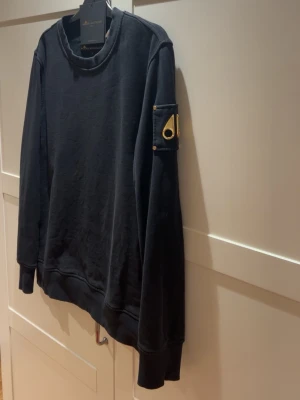 Moose Knuckles tröja  - Säljer nu denna snygga Moose Knuckles tröja. Använd ett par gånger så inte helt ny. Storlek L är bra i storlek. Tagg finns med. Nypris 3099kr säljer för 1900kr Vid vidare intresse eller frågor är det bara att höra av sig!🤩