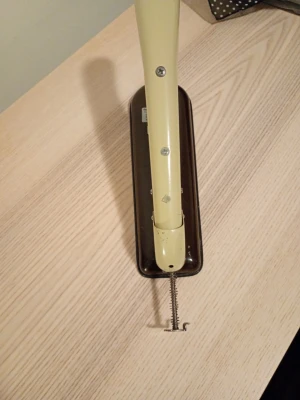 Retro Rapid Gigant häftapparat  - Detta är en retro Rapid Gigant A-9 häftapparat från Sharpo, Isaberg.  Tillverkad i slitstarkt konstruktionsstål. Designad för tunga applikationer (heavy-duty). Modellen är från andra hälften av 1900-talet. Har justerbart pappersstopp och bakladdningsfunktion. 