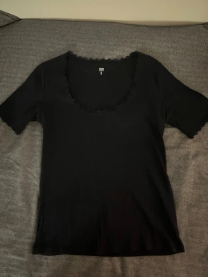 Topp med spets  - Söt topp med spets detaljer💓den är marinblå!!