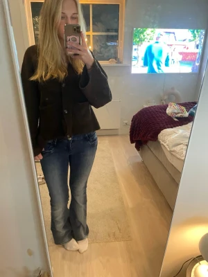 Blå bootcut jeans med slitningar - Säljer ett par lågmidjade blåa bootcut jeans med snygga slitningar och ljusare partier framtill. Jeansen har klassisk femficksdesign, normal passform och är tillverkade i jeansmaterial. De är från Gina men säljs inte längre. Hör av er vid fler frågor💗