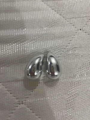 Jätte eleganta silver örhänge från ur&penn - Snygga silver örhänge från ur&penn helt nya och superfina! 