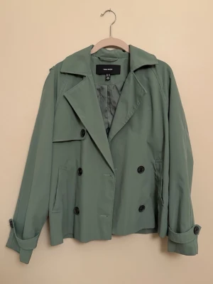 Grön trenchcoat från Vero Moda - Kort grön trenchcoat från Vero Moda