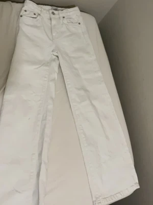 Vita flare jeansbyxor - Bra kvalitet från lager 157 sänkt pris ! Krit vit har anvdänds cirka tre gånger 