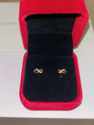 Sterling silver 925 flera olika smycken (NYA i förpackning)  - Sterling silver new, nice as a gift 🎁   Fin som gåva till dam/barn  With receipts 🧾 PostNord / DHL tracking (spårbart samt med kvitto och fotobevis på när det skickas m)   BOX INCLUDED - Låda inkluderas (välj färg genom att skriva & kombinera med smycke)  🇸🇪 Fin som gåva, 4 mm. Olika design (eternity symbol samt de andra). Skickas från Västra Götaland   Mini 4 mm style 