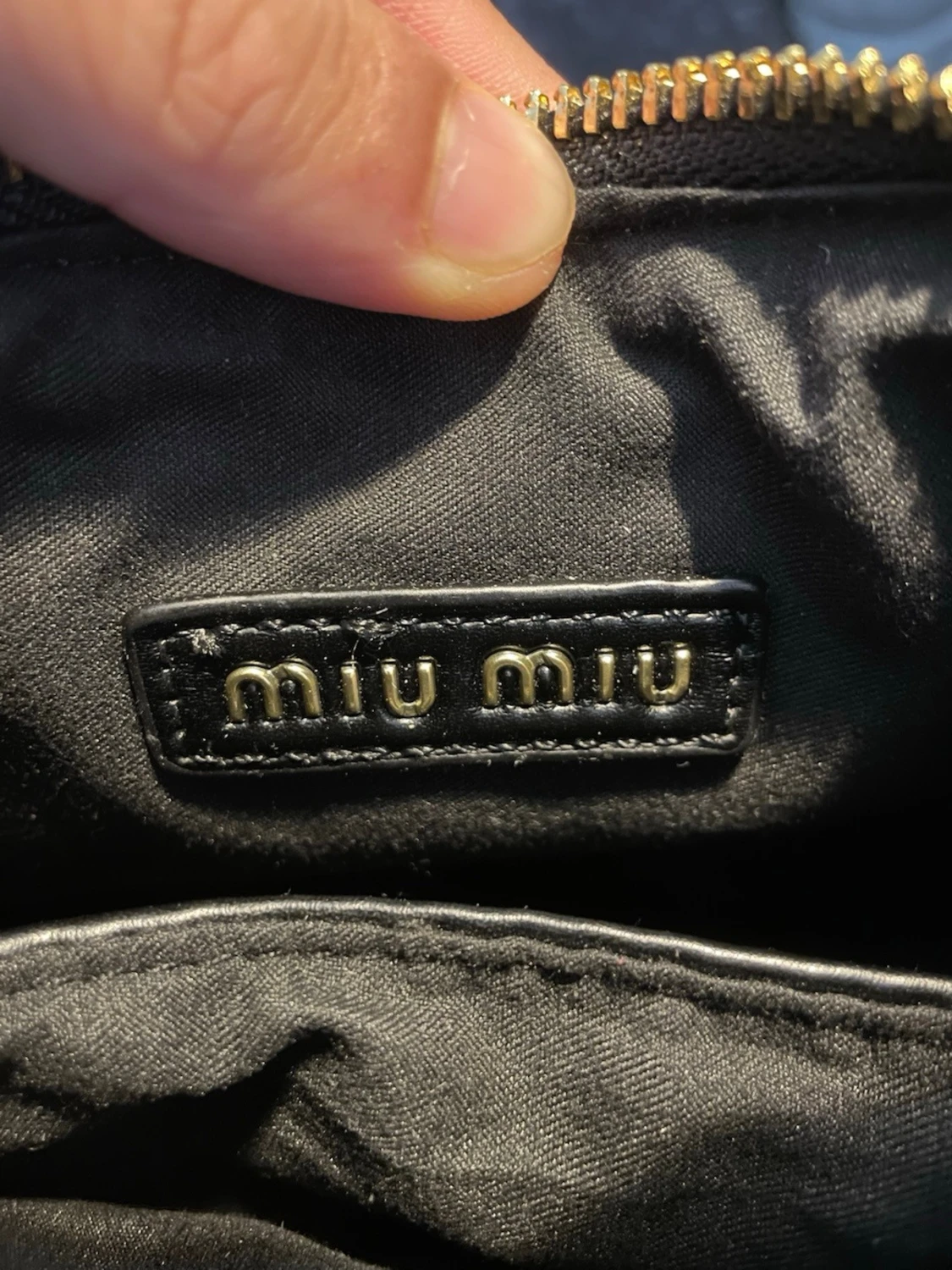 Svart quiltad handväska från Miu Miu - 4