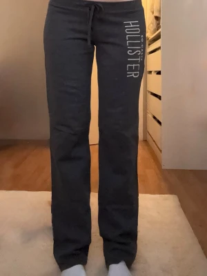 Grå lågmidjade mjukisbyxor Hollister  - Går lågmidjade mjukisbyxor ifrån Hollister i storlek M,  Innerbenslängd:81cm!
