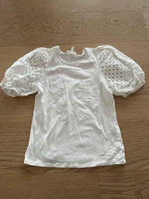 Vit blus med puffärmar - Säljer en vit blus med puffiga, broderade ärmar i bomull. 