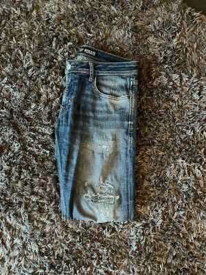Anthony morata jeans - Snygga anthony morata jeans i storlek W30 L32. Snygga slitningar samt snygga detaljer på dessa! Ett litet hål under gylfen därav det låga priset