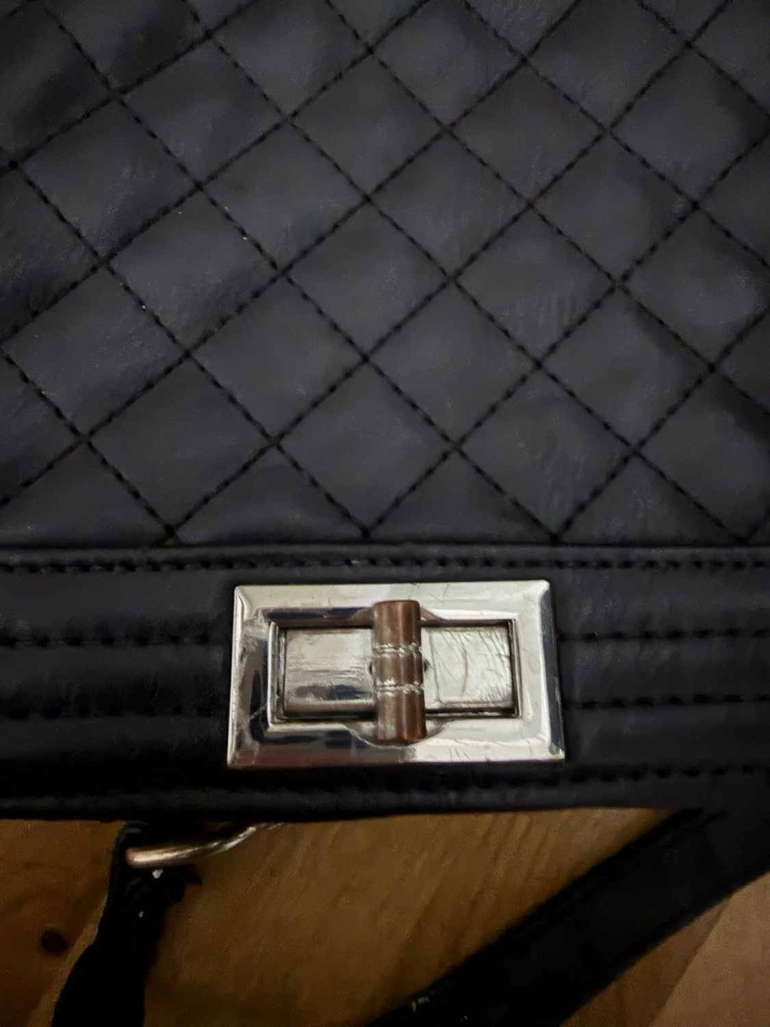 Svart quiltad axelväska med kedja - 1