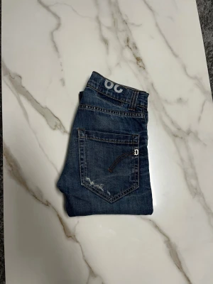 Dondup jeans - Säljer ett par Dondup jeans. Storlek W29, Längd 100 cm. Jeansen har två fläckar, en vid vänstra och en vid högra benet, men inget som märks vid användning. Om du har några funderingar så är det bara att fråga på! ❇️