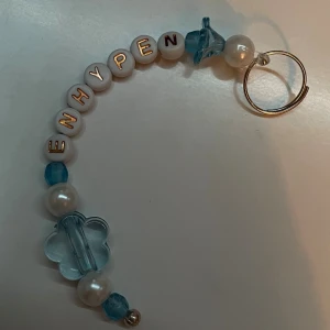 Enhypen nyckelring - Jag gör dessa helt själv. Vill du ha med någon annan text eller färg så e det bara att skriva så får vi se om jag kan fixa