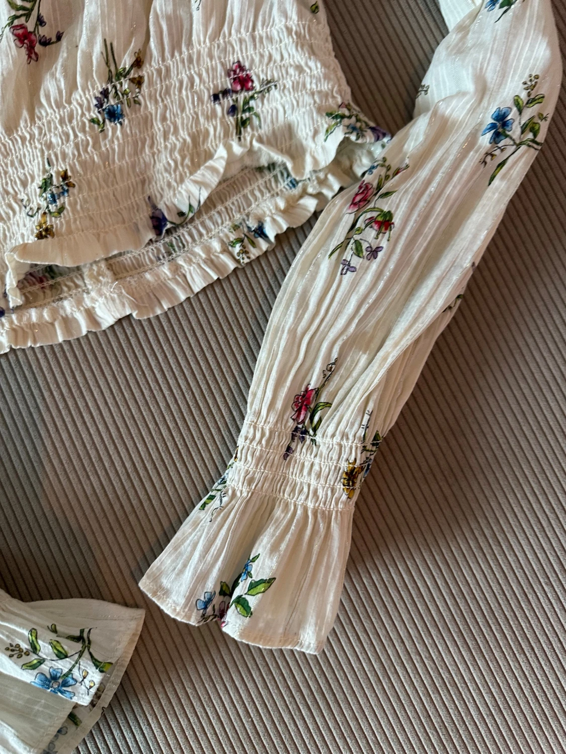 Blommig vit blus med volang - 4