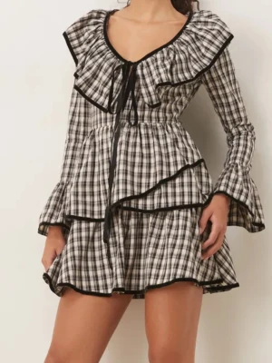 Rutig volangklänning från ASOS DESIGN - Supersöt kort rutig klänning från ASOS DESIGN med volanger, v-ringning och snörning framtill. Klänningen har långa trumpetärmar och svart kantband som ger extra edge. Perfekt för dig som gillar statement-plagg och vill sticka ut lite extra. Nypris 639kr