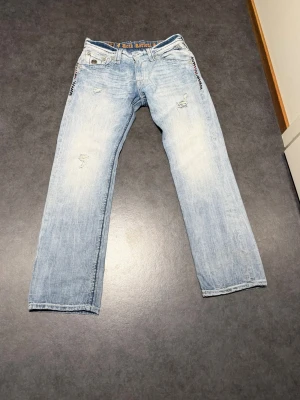 Rock Revival ljusa jeans med broderi - Sjukt feta Rockrevivals med sköna slitningar! Modell Benjamin straight, men sitter mer bootcut!