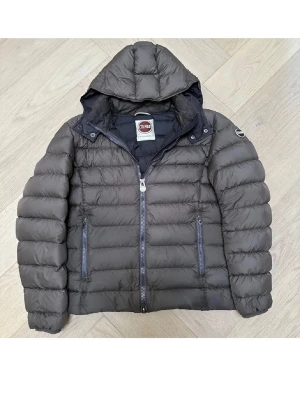 Mörkgrå Colmar dunjacka  - Säljer mörkgrå dunjacka från Colmar | Jackan är i mycket bra skick förutom en liten skada på vänstra arméns insida. Den är däremot lagad och syns inte från utsidan. | Modellens längd är 186 cm och väger ish 73kg men passar bäst på dig som är ungefär 179. | Vid fler frågor eller funderingar är det bara att skriva 😊