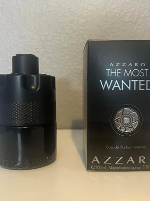 Azzaro The Most Wanted EdP - Azzaro The Most Wanted Eau de Parfum Intense, 100 ml. En modern och stilren doft i en cool flaska, perfekt för dig som vill sticka ut. Passar dig som gillar attityd och elegans.