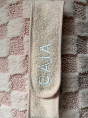 Hårband  - Säljer en ljusrosa hårband från CAIA i mjuk frotté med broderad logga framtill. 