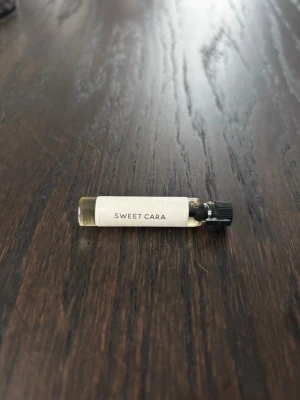 Essnce parfym  - Essnce parfym ”Sweet cara” 2ml, endast doftat på. Nypris 45kr.☺️