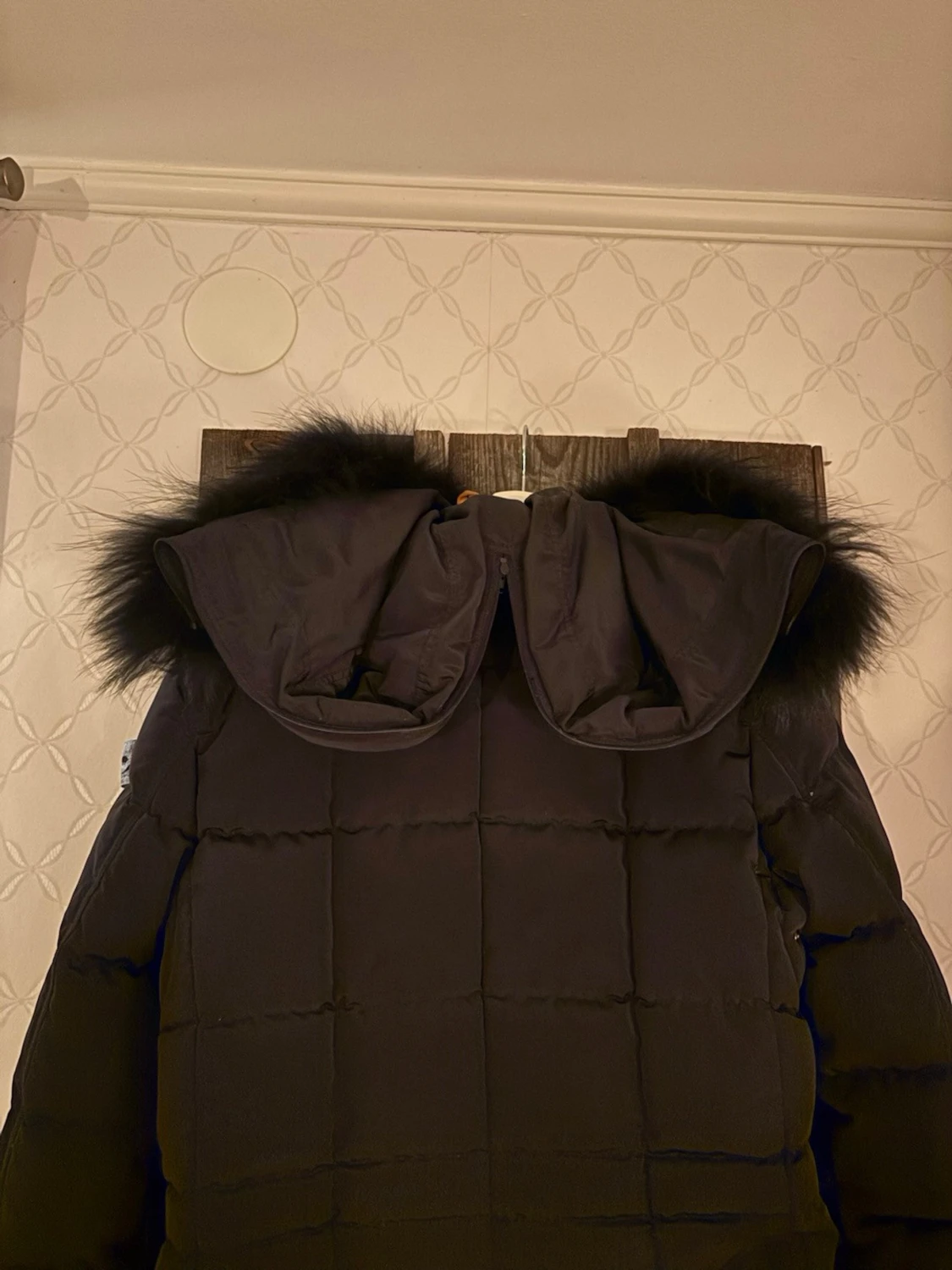 Svart lång dunjacka med päls, från Blonde no. 8 - 2