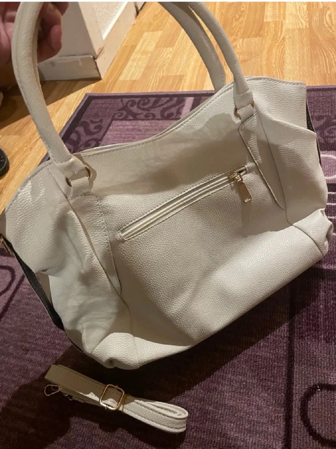 Vit handväska med gulddetaljer - 4