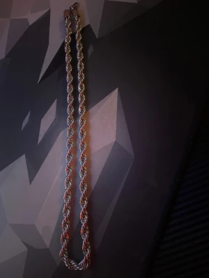 Halsband - Halsband 6mm tjock och 60cm lång. Aldrig använd. Rostfri. 