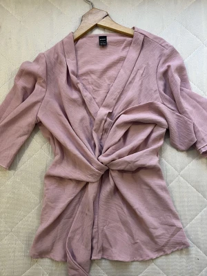 En jättefin gullig tröja - SHEIN  - En gullig rosa tröja! Du kan knyta tröjan hur du vill! 