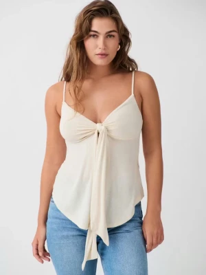 Beige linnetopp med knyt fram - Säljer en snygg beige linnetopp med smala axelband och knyt fram som ger en cool detalj. Prislapp finns kvar. 