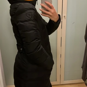 Tommy hilfiger jacka - tommy hilfiger dunjacka i använt skick. finns tecken på slitage på baksidan vid axlarna därav lågt pris. precis hämtad från kemtvätten