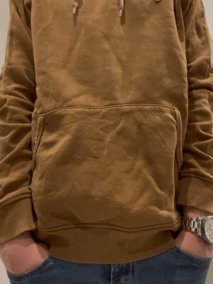 Lyle & Scott tröja - Jag säljer nu min Lyle&Scott tröja.🙌Skicket är i mycket bra skick, och använts bara ett par fåtal gånger. Storleken är M men kan passa mer åt S. Skriv vid några som helst funderingar eller frågor!😉