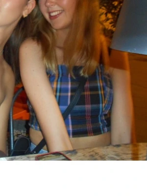 Rutig croppad topp från Hollister XS - Säljer en kort rutig topp från Hollister i storlek XS. Toppen har  axelband och resår i sidorna för skönare passform. Färgerna är en mix av mörkblått, lila, orange och lite rött.