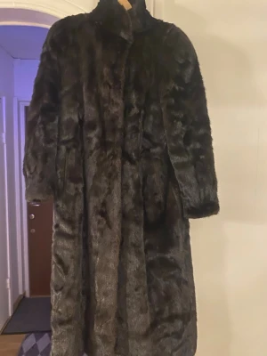 Mörkbrun pälsjacka från Saga Mink. One size. - Säljer pälsjacka från Saga Mink i mörkbrun ton. Pälsen är mjuk och varm, perfekt för kalla dagar. Snygg och tidlös design. För fler frågor eller bilder, vänligen kontakta mig :) en storlek passar alla!