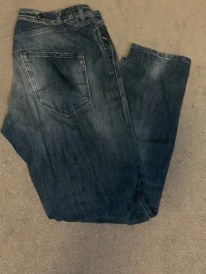 Replay jeans  - Säljer ett par riktigt schyssta Replay jeans (pilar), w31, extremt bra tvättning (svåra att hitta liknande). Bra skick. 