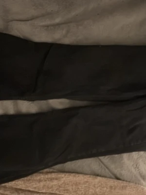 Svarta straight jeans med dragkedja - Säljer ett par klassiska svarta utsvängda jeans. Knappt använda.