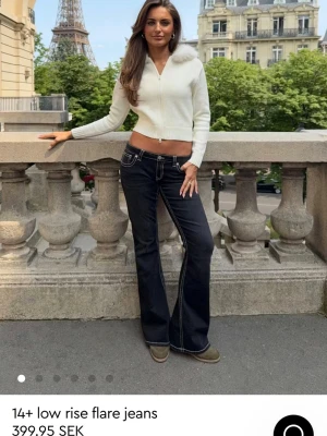 Jeans - helt nya  jeans från gina 14+ i storlek S passar mig perfekt som är ungefär 160🤍.    !har sprättat upp mönstret på fickorna så det är jättesmå hål kvar som knappt synns! 