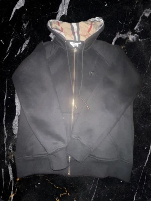 Burbery zip söker mindre storlek  - Fin burbery zip i storlek L junior söker en XS hälst i falun området men det går att köpa den ochså skriv för mer information ℹ️ 