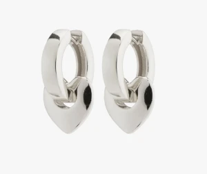 Chunky hoops  - Breda glänsande hoops med chunky hjärtberlocker som kan tas eller på beroende på tillfälle. Örhängena har ett lättanvänt klicklås och är tillverkade av 99% återvunnet material och är 25 mm långa. Säljer dessa jättefina örhängen pågrund av att de inte kommer till användning! Nytt skick med inga tecken av användning. 🙂 Ny pris: 399kr. Djur och rökfritt hem, skriv gärna om du har några frågor! Kan budas vid snabb affär!