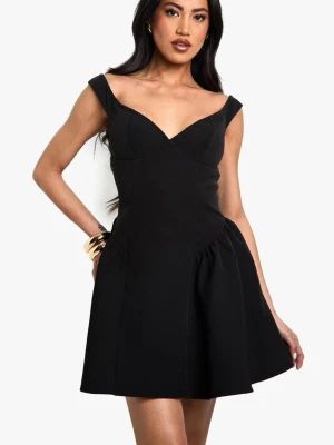 Svart offshoulder kortklänning - Stilren svart kortklänning med offshoulder-design och utsvängd kjol. Endast testad en gång, säljer då den är för liten för mig (brukar ha storlek 38). Har du frågor eller vill du har mer bilder så är det bara att skriva 💕