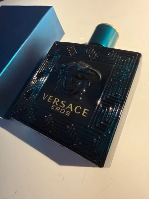 Versace Eros Eau de Toilette - Versace Eros Eau de Toilette, 100 ml. En ikonisk doft i snygg blå flaska, perfekt för dig som vill sticka ut och göra intryck. Har endas använt 10 ml 
