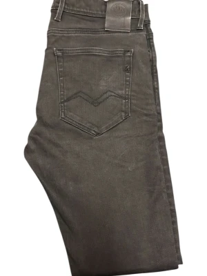 Svarta  Replay jeans w32 l32 - Snygga svarta jeans från Replay med klassiskfemficksdesign och diskret logga på bakfickan. Jeansen har en rak passform och är tillverkade i mjukt bomullsmaterial med en liten mängd stretch för extra komfort. Perfekta till alla typer av outfits. Skick9/10 hör gärna av dig vid frågor 