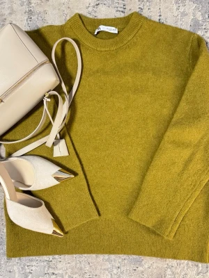 Zara Olivgrön stickad tröja  - Säljer en olivgrön stickad tröja från Zara 