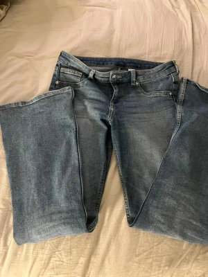 Jeans från hm - Jättefina jeans som är low waist Bootcut. Säljer då dom inte används längre. Materialet är mjukt jeans material. Priset går att diskutera 💞