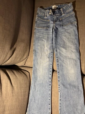 Blå jeans med dubbla knappar - Säljer ett par mörk blå jeans ifrån lager 157 då dom inte passar mig längre 💓